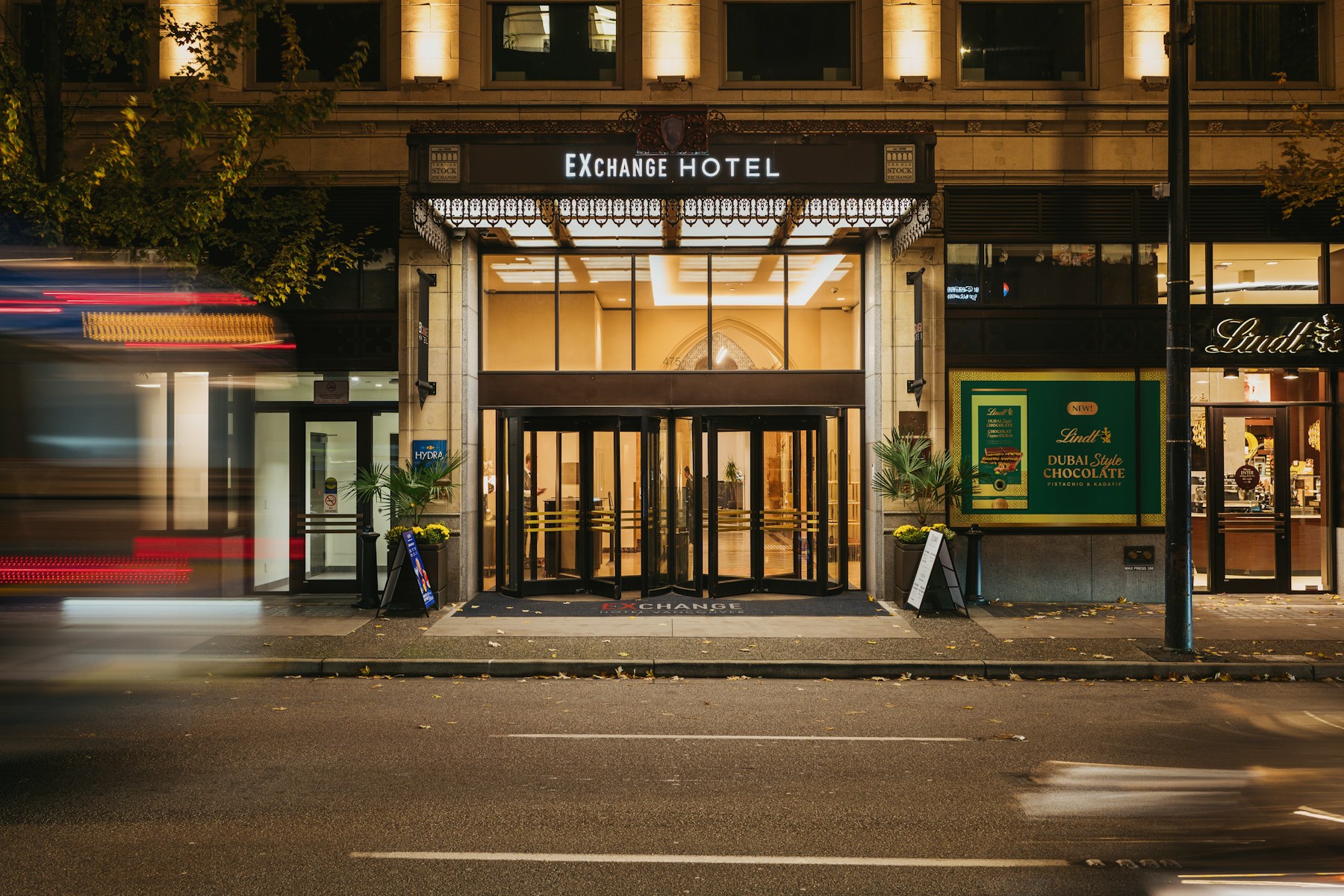 Façade d'hôtel illuminée, enseigne lumineuse en soirée