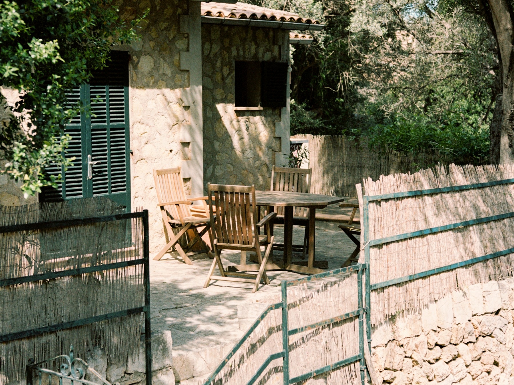 Maison en pierre avec terrasse en bois, ambiance méditerranéenne authentique