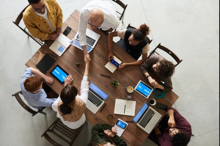Équipe en réunion stratégique collaborative